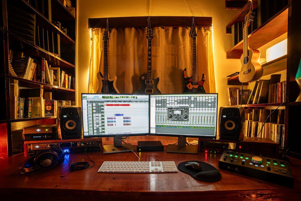 Je travaille à distance depuis mon home studio de voix off